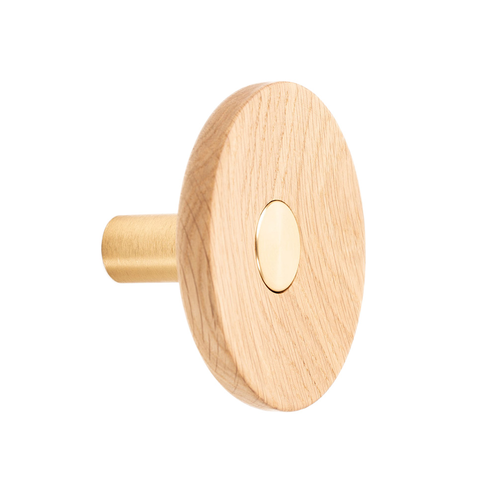 Knage Zoot - 90mm - Eg/Messing i gruppen Knager / Farve/Materiale / Træ hos Beslag Online (10007-BO)