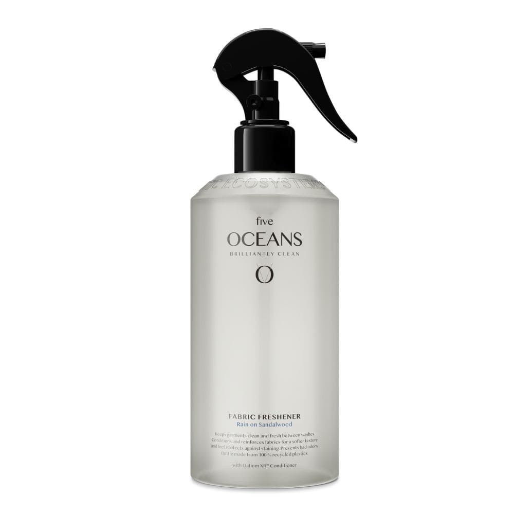 Fabric Freshener Five Oceans - Rain on Sandalwood 500ml i gruppen Badrumstillbehör / Alla Badrumstillbehör / Tvålpumpshållare & Tvål hos Beslag Online (10034-BO)