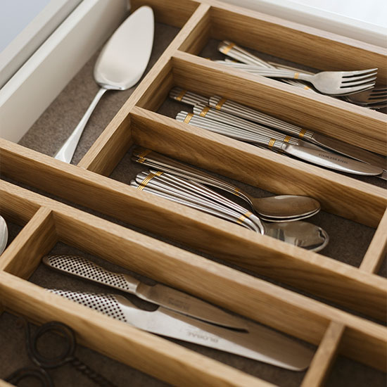 Flexible cutlery trays for drawer organisation