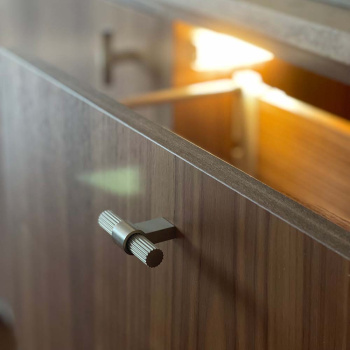 Knop T Helix Stripe - Rustfrit Stål Finish