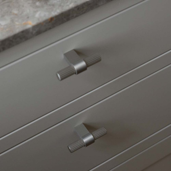 Knop T Helix Stripe - Rustfrit Stål Finish