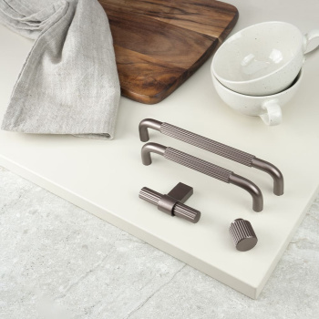 Knop T Helix Stripe - Mørk Bronze