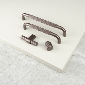 Knop T Helix Stripe - Mørk Bronze