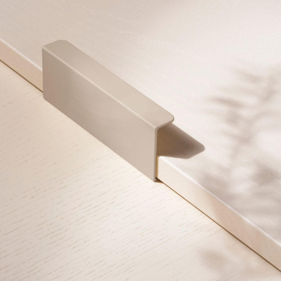 Toniton Hide Greb - 120mm - Greige i gruppen Greb / Vis alle greb / Toniton x Beslag Design hos Beslag Online (401086-11)