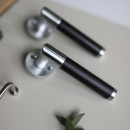 Dørhåndtag Koster - Børstet Krom/Sort