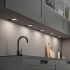 Tynd LED-belysning under køkkenskabe