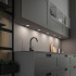 Tynd LED-belysning under køkkenskabe og hylder